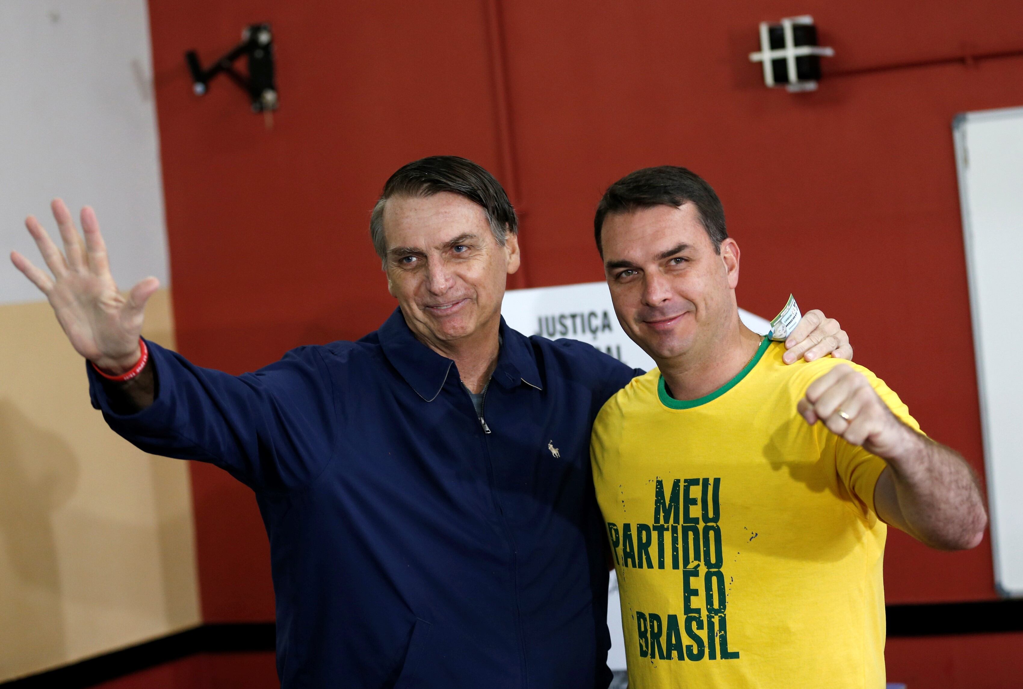 Flavio Bolsonaro junto a su padre. Foto: Gentileza