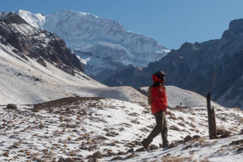 
    De fondo la impactante imagen del Cerro Aconcagua nevado. - Ignacio Blanco / Los Andes
   