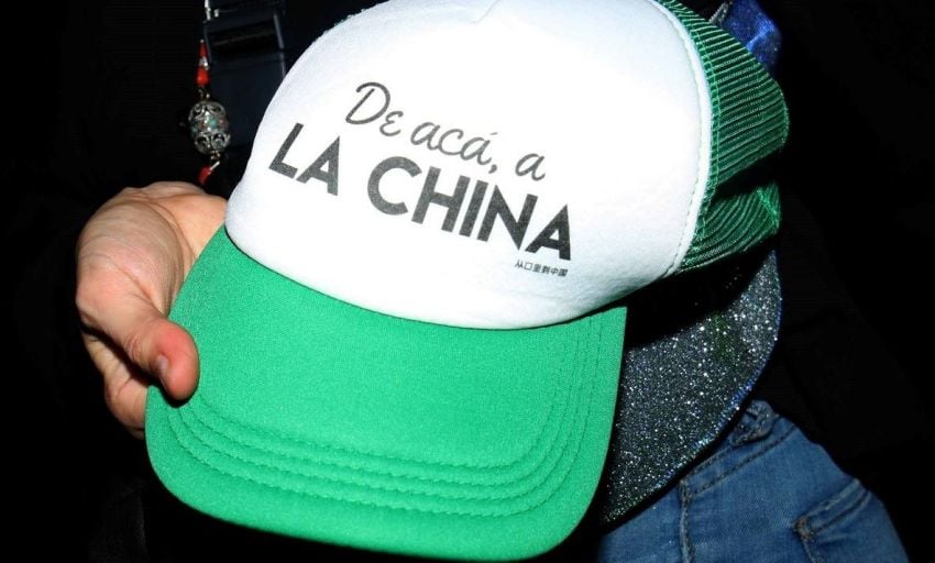 
    La gorra "souvenir" de la fiesta de cumpleaños de la China Suárez.
   