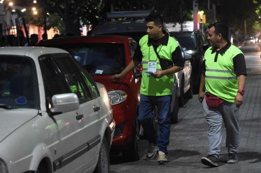 
Conflictos. Los tarjeteros oficiales aseguran que a veces deben lidiar por el terreno con los “trapitos”
