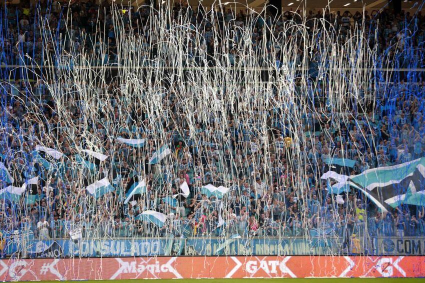 
Foto: AFP | La hinchada de Gremio recibe con todo el color a su equipo.
   