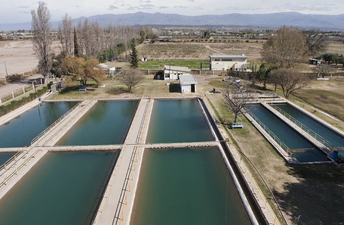 Varias zonas de Maipú sin agua por problemas en el cauce alimentador