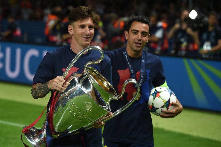 festejo festejos celebracion de los futbolistas jugadores del barcelona campeon campeones del torneo rnBarcelona's midfielder Xavi Hernandez (R) and Barcelona's Argentinian forward Lionel Messi celebrate with the trophy after the UEFA Champions League Fin