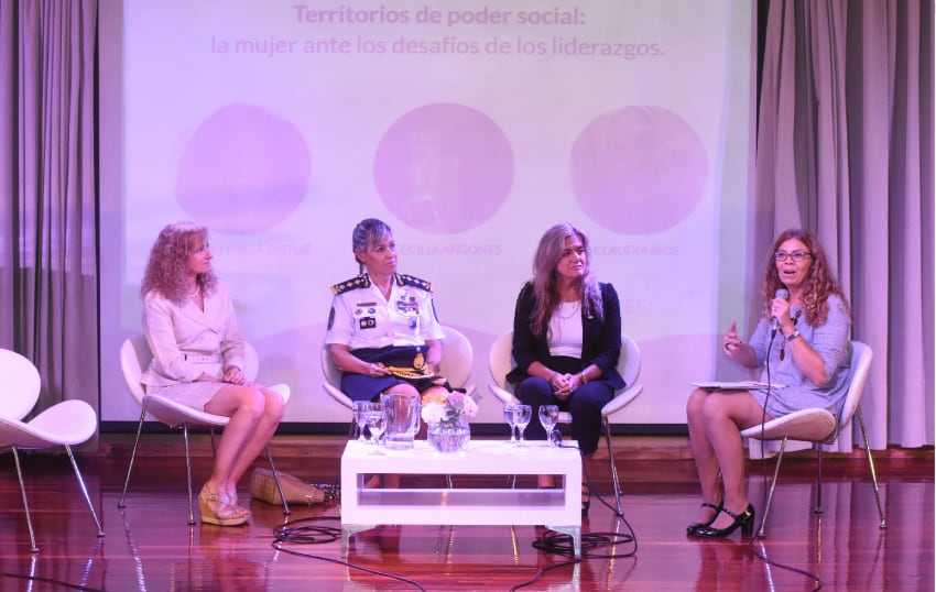 
    La especialista en liderazgo femenino María Teresa Bistué, la comisario Cecilia Argones, la fiscal Claudia Ríos Ortiz y Patricia Slukich. - Gustavo Rogé / Los Andes
   