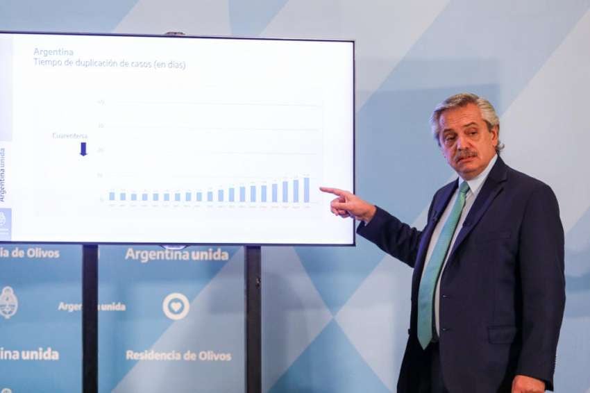 
Alberto Fernández comenzó la conferencia mostrando las cifras de contagios del país en comparación a los de la región | Presidencia
   