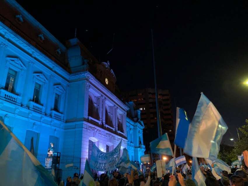 
La casa de Gobierno de Jujuy iluminada de celeste en blanco. | Twitter
   