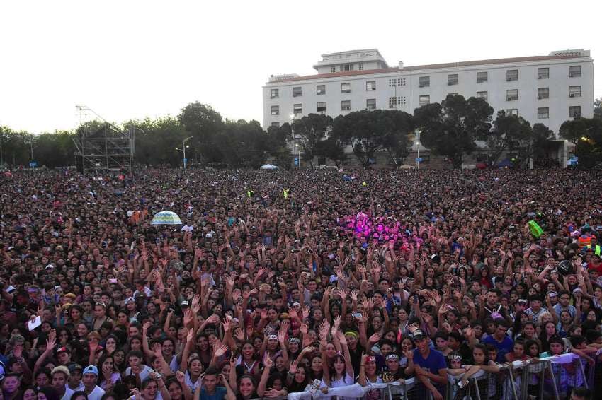 
Diego Parés / 03 de febrero  | Más de 30 mil personas se presentaron en el Parque Cívico de la Ciudad de Mendoza para presenciar el recital de Paulo Londra.
   