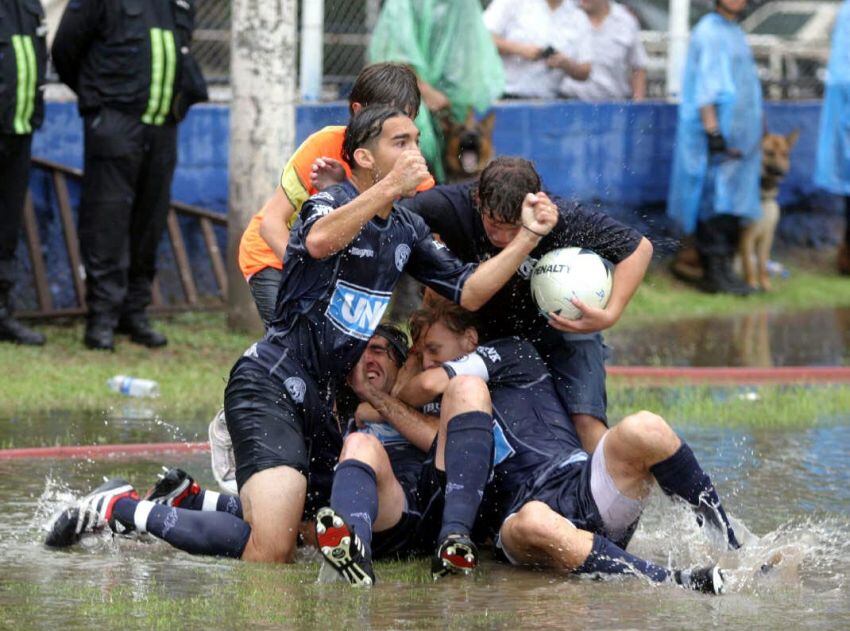 
    En un Gargantini totalmente anegado, con un cabezazo de Aranda, el Azul se quedó con uno de los cuatro superclásicos del Argentino A 2006/2007.
   