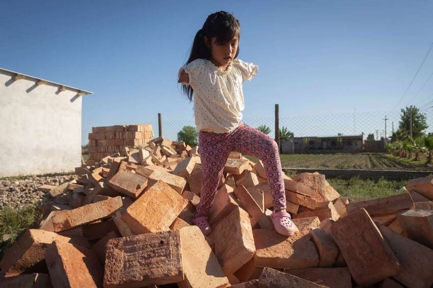 
Ignacio Blanco / 27 de noviembre | Abigail Cholque de 10 años, nació sin sus brazos, la Municipalidad de Junín le donó una mano artificial.
   