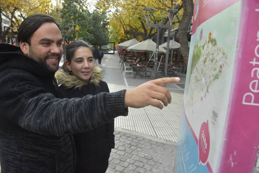 
Peatonal: Cristóbal y Carina de Santiago de Chile, también visitaron bodegas y Cacheuta.  | Orlando Pelichotti / Los Andes
   