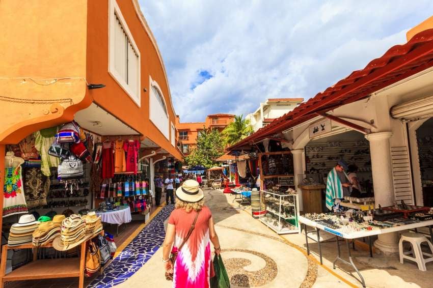 
    Artesanías. Paseo por las calles de Cozumel, en México.
   