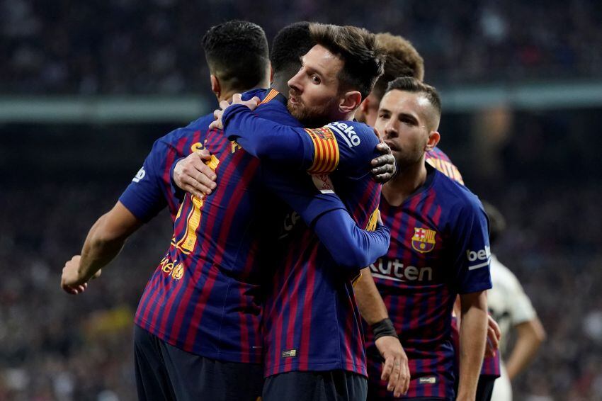 
    El equipo catalán celebró su triunfo en el clásico español - AFP
   