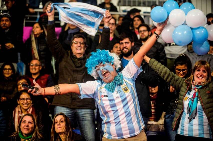 
Foto: AFP | Fanáticos de Argentina celebran después de que su equipo ganó la Medalla de Oro contra Cuba en la final de Voleibol Masculino
   