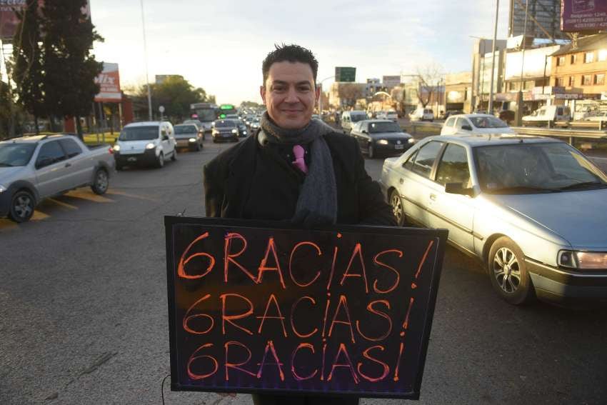 Fue abusado de niño, pudo salir del dolor y se ilusiona con compartir su experiencia en España: la nueva meta del “Motivador de la Costanera”.  Foto: Orlando Pelichotti / Los Andes