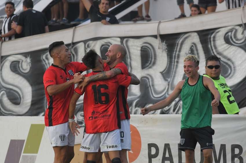 
El último tanto de Llama en el Lobo había sido ante Defensores de Villa Ramallo el día del ascenso al Nacional.  | Orlando Pelichotti / Los Andes
   