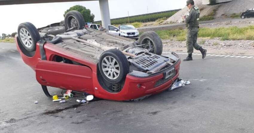 
    La pareja y los tres menores sufrieron heridas leves. Foto: gentileza Dirección de Transito y Prevención Ciudadana de Maipú.
   