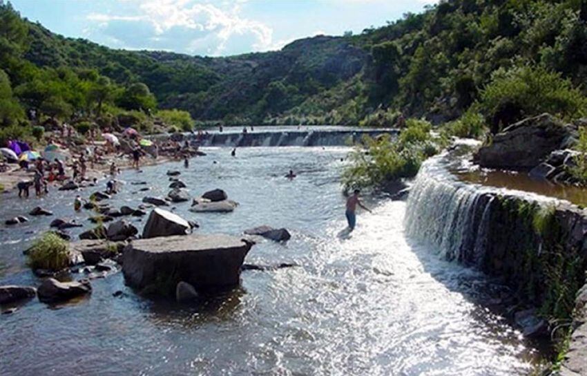 
    Córdoba. El río Mina Clavero, en al Valle de Traslasierra.
   