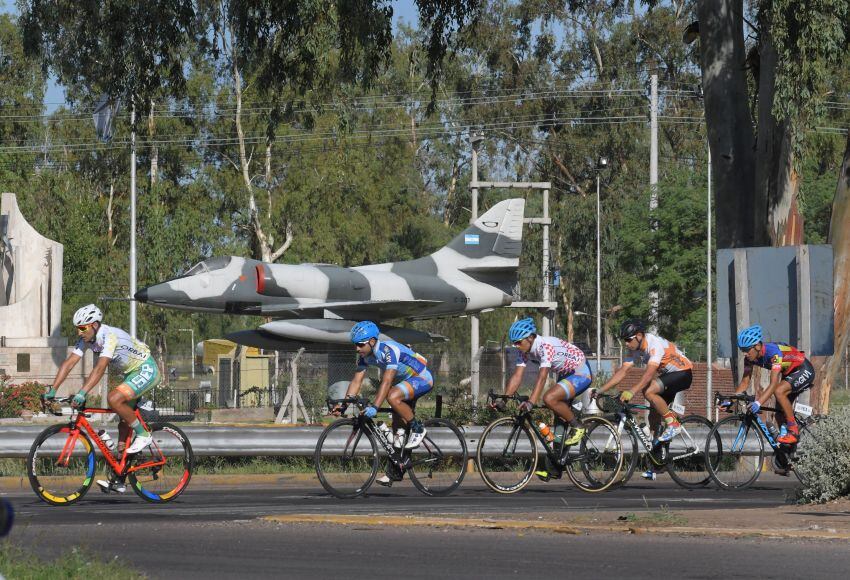 
Listos para despegar. Tremenda postal con el líder escapando de los perseguidores, al pasar por la Cuarta Brigada Aérea.  | Orlando Pelichotti / Los Andes
   