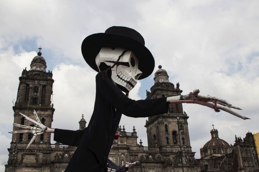 
Foto: AP | Una escultura gigante representando a "La Calaca" símbolo de la muerte en México.
   