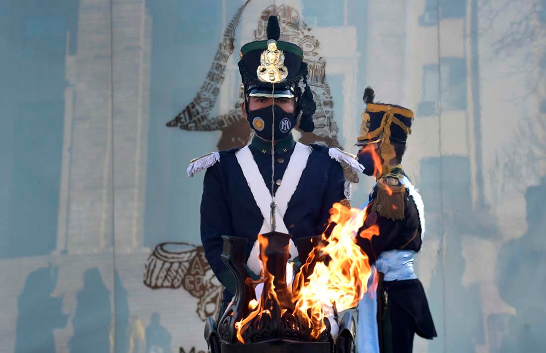 Cambio de Guardia de la bandera del Ejército de Los Andes en la sala de la Bandera, frente a la Casa de Gobierno de Mendoza, en el aniversario del deceso del General San Martín, el Libertador de América. Foto: Orlando Pelichotti / Los Andes