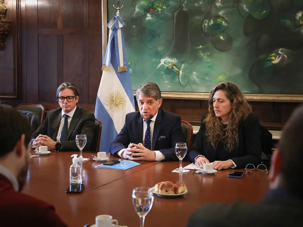 Cristian Asinelli (CAF-Banco de Desarrollo), Gustavo Martínez Pandiani y Marina Mantecón Fumadó, Directora de Asuntos Regionales, durante la reunión de este mediodía con periodistas en la Cancillería. Foto: Gentileza