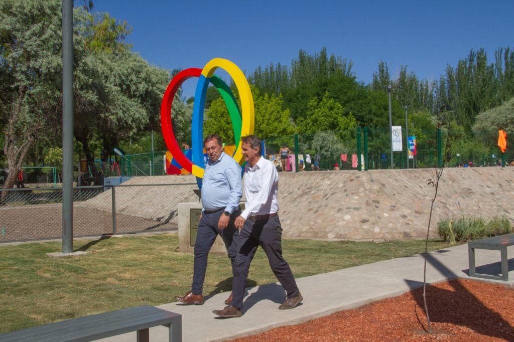 Gabriel Katopodis, acompañado por Aveiro, recorriendo las instalaciones de Villa Anita. Foto: Prensa Tunuyán