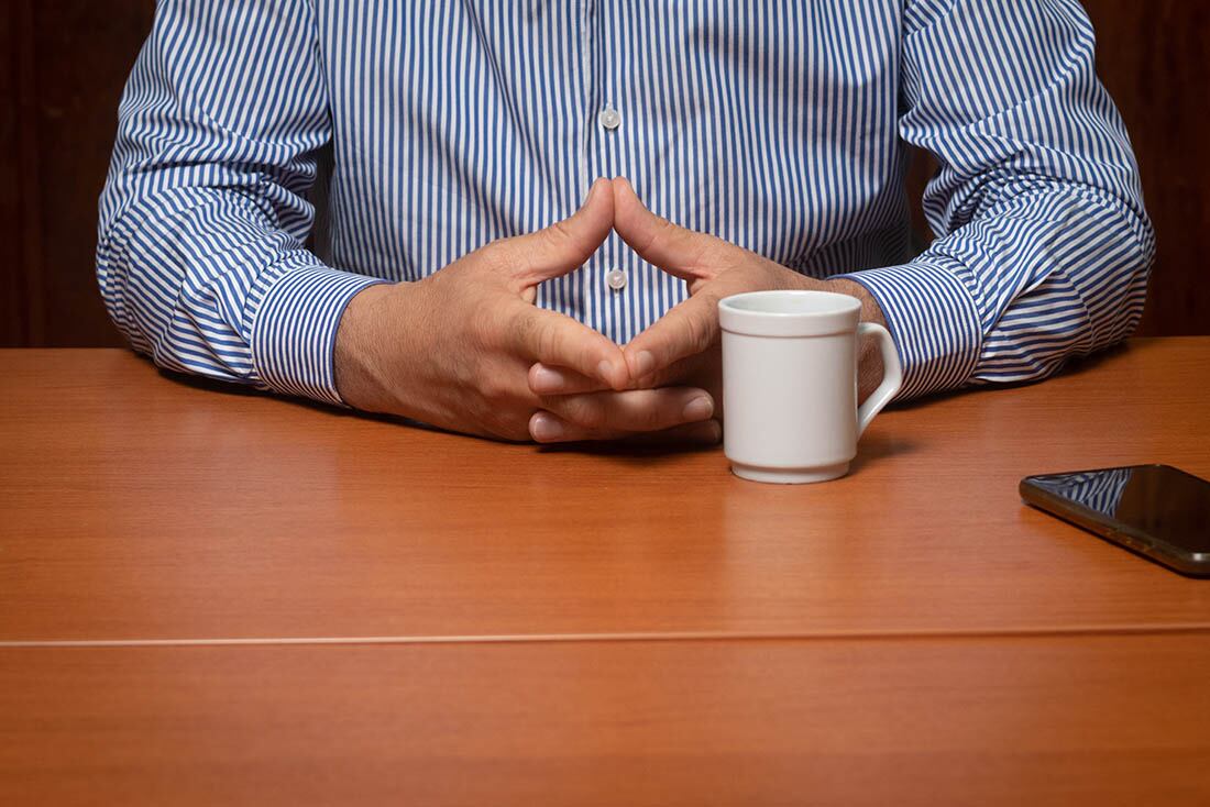 El café y el celular, dos inseparables de Alfredo Cornejo. Foto: Ignacio Blanco. 