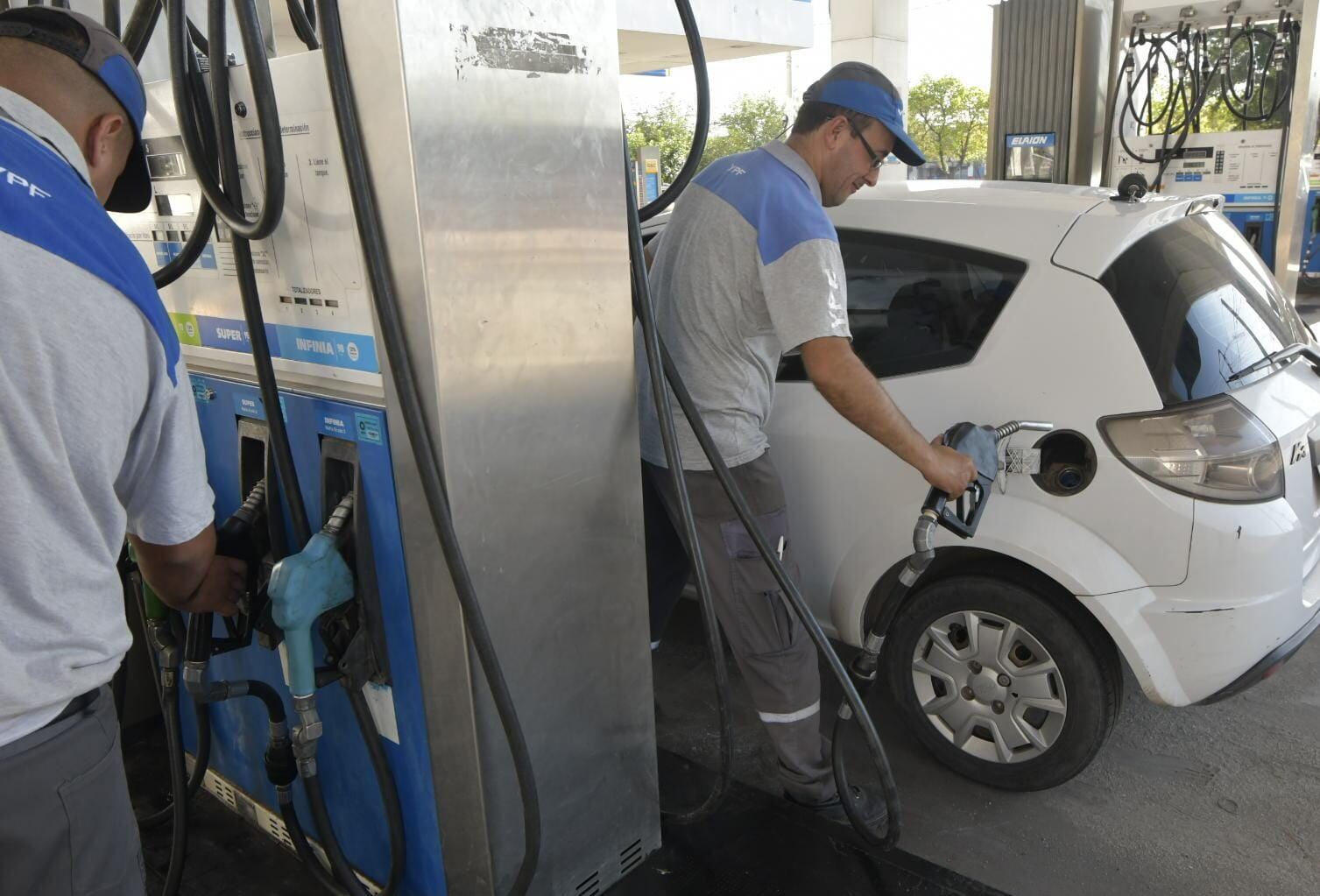 Aumento de combustibles en YPF: entre 37 y 40%. - Foto: Orlando Pelichotti / Los Andes