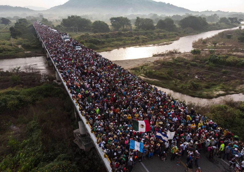 
Foto: AFP | Vista aérea de los migrantes hondureños que se dirigen en caravana a los EE. UU., mientras salen de Arriaga rumbo a San Pedro Tapanatepec, en el sur de México, el 27 de octubre de 2018.
   