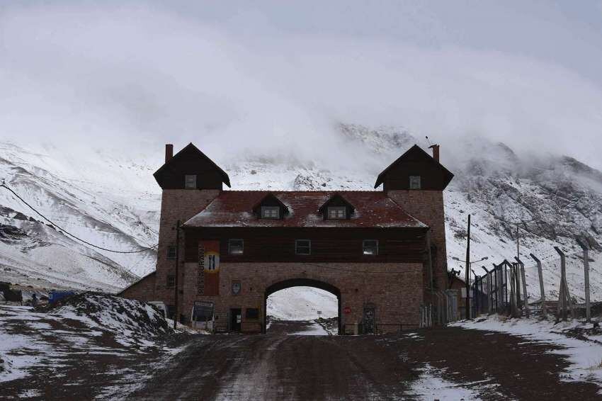 
Gustavo Rogé / 21 de mayo | La primer nevada del año no fue tan copiosa en la cordillera pero llegó a muchas zonas del llano.
   