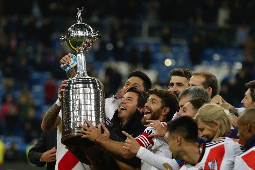 
Foto: AP | Marcelo Gallardo, entrenador de River Plate junto a sus jugadores levantan el trofeo después de derrotar a Boca Juniors en la final de la Copa Libertadores de América en el estadio Santiago Bernabeu en Madrid, España, el domingo 9 de diciembre de 2018.
   