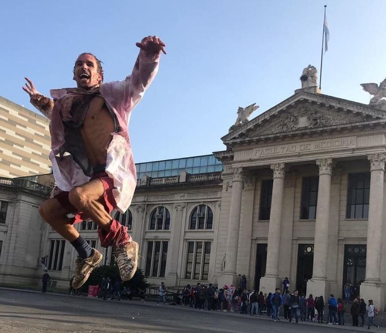 
    El Dr. Moreno, a puro salto de felicidad en la facultad de Medicina. / Facebook
   