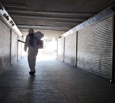 
Los operarios también rociaron con amonio cuaternario el túnel que vincula la estación con calle Alem.
