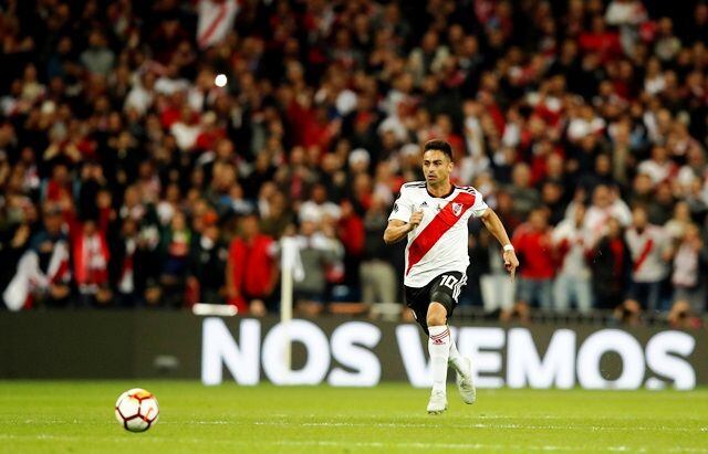 
    Camino al gol. Pity Martínez se escapa y anotará el tercer gol de River Plate Campeón de América.
   