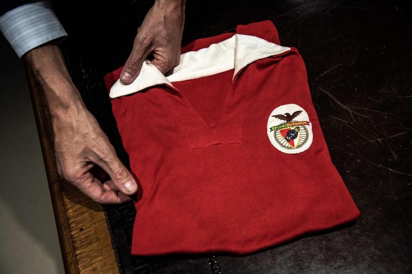 
    Camiseta del Benfica SL que lució Raul Machado durante la Final de la Liga de Campeones de 1962-1963 contra el AC Milan de la colección "Football Memorabilia", en la casa de subastas Aste Bolaffi en Turín el 4 de diciembre , 2018. (Foto por MARCO BERTORELLO / AFP)
   