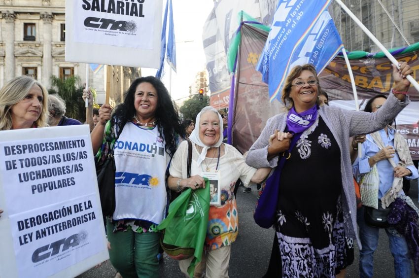 
Nora Morales de Cortiñas, militante de los Derechos Humanos, en la concentración.  | Clarín
   