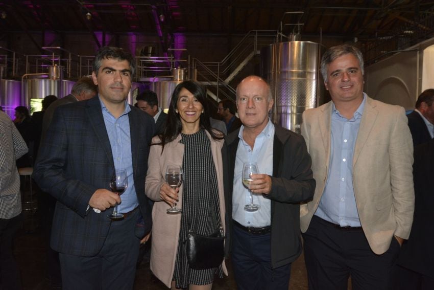 
    Juan Chirca, Mónica Caamaño, Carlos Crotta y Marcos Jofré también asistieron a Los Toneles, ayer al mediodía.
   