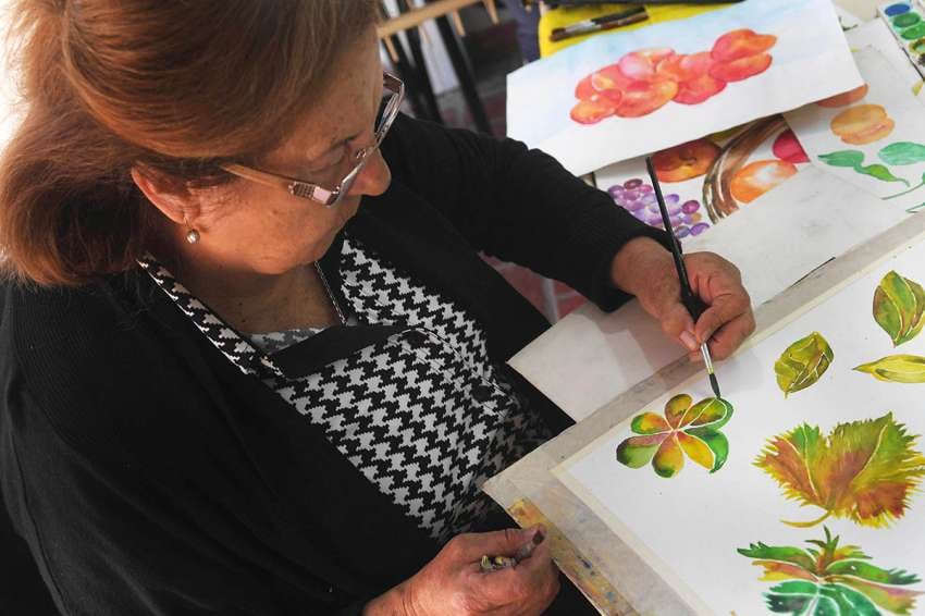 
Elisa Santi, en una de las clase de acuarela. Como muchos adultos mayores, elige el arte. | Orlando Pelichotti / Los Andes
   