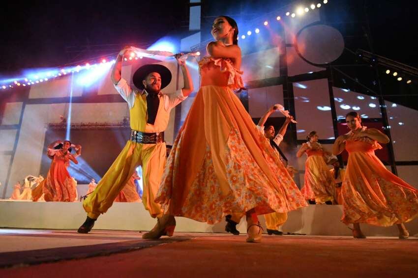 
Música en vivo. Fue el sello distintivo del festejo. Los bailarines se lucieron sobre el escenario. | José Gutiérrez / Los Andes
   