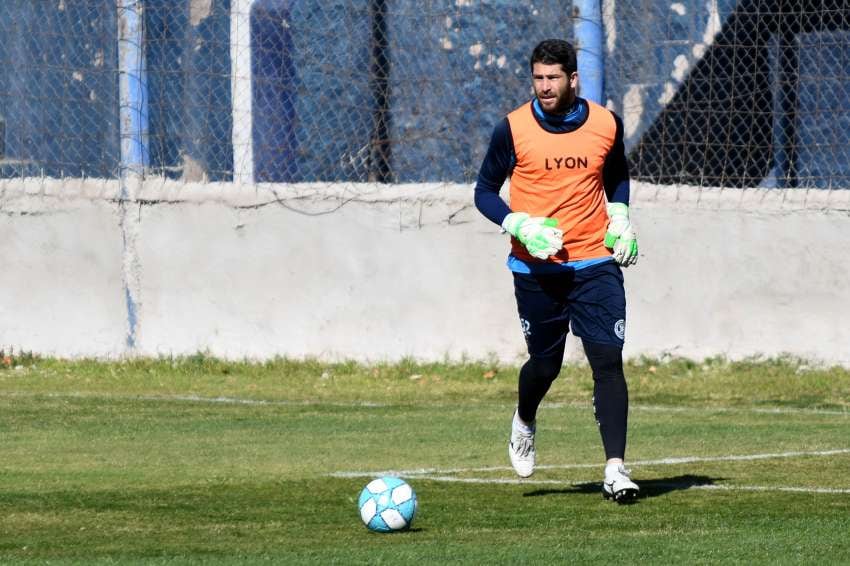 
“Filial Pity Aracena”. Es tanto el cariño del hincha Azul con Aracena, que nació una filial con su nombre. Histórico.  | Marcelo Rolland / Los Andes
   