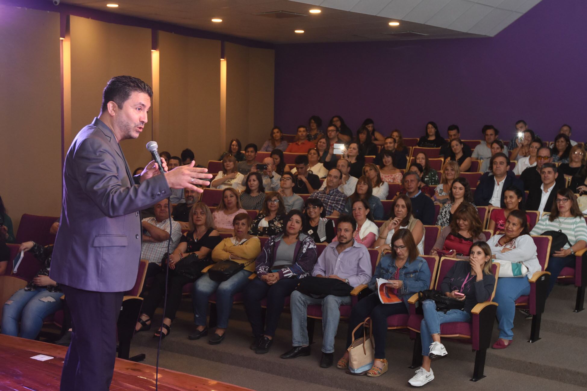 A sala llena, Hugo Lescano dio una charla sobre persuasión