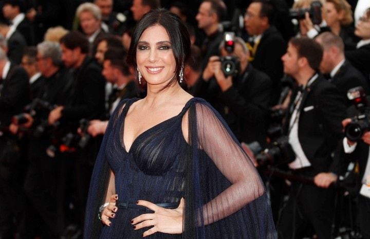 
Nadine Labaki | Lució otra de las capas de la alfombra roja, pero con tono intenso.
   