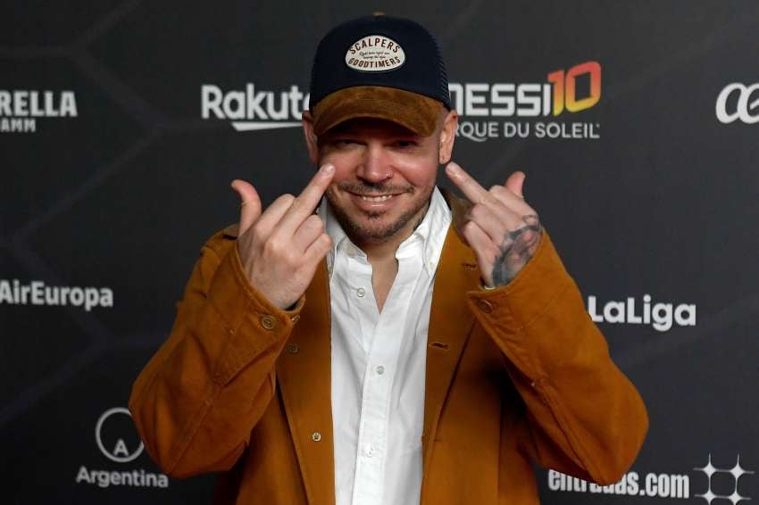 
    El cantante René Pérez fue a ver a Leo Messi. / AFP
   