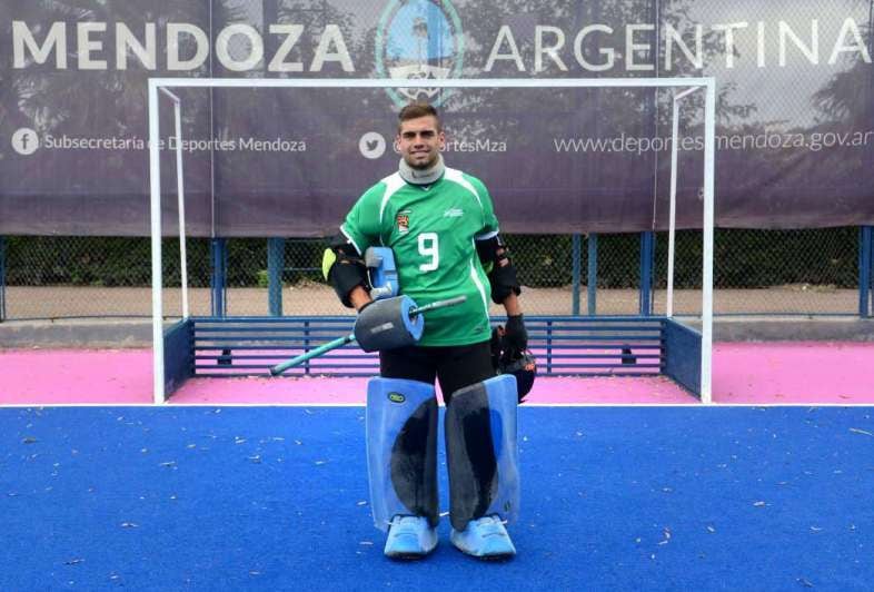 
    Emiliano, además de jugar en GEBA y en Los Leones, también realiza trabajos que le enviaron desde el seleccionado mendocino.
   