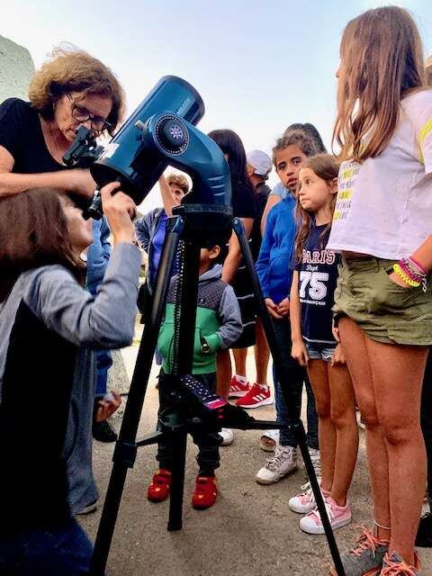 
Niños y vecinos del Manzano participaron de la inauguración y de actividades de observación. | Foto: Gobierno de Mendoza
   