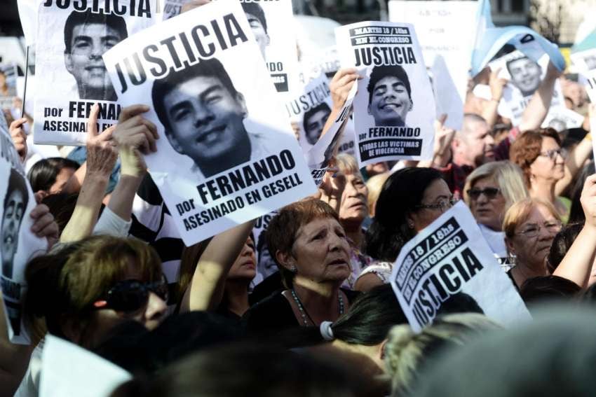 
    Las masiva convocatoria se concentró con carteles que piden Justicia a un mes del asesinato de Fernando. - Gentileza / Clarín
   