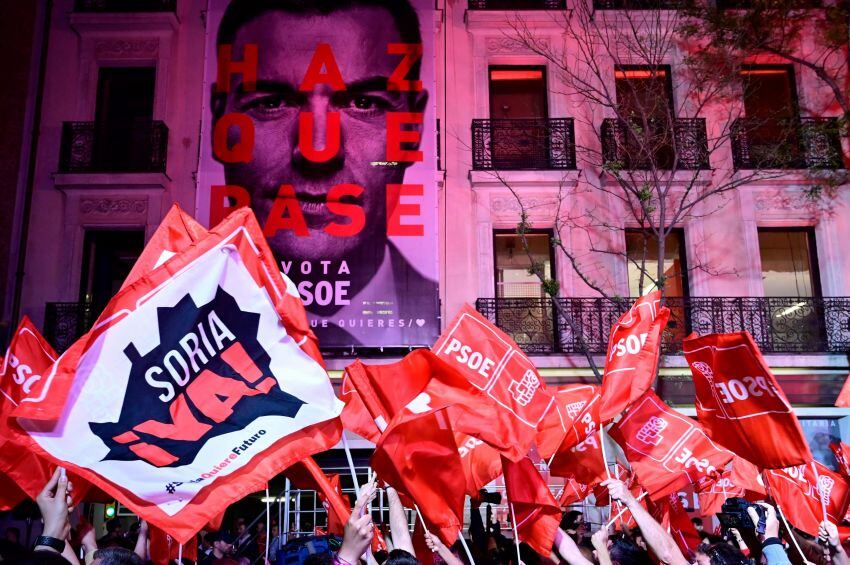 
    Así son los festejos afuera de la sede del PSOE en Madrid - AFP
   