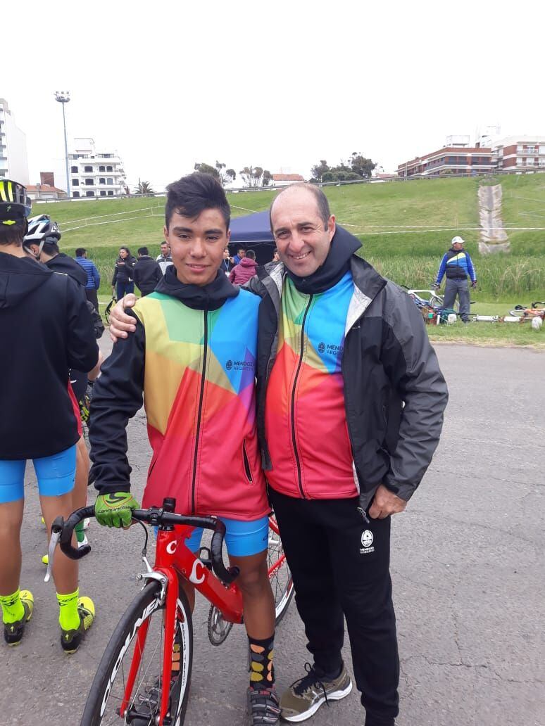 
    El campeón con su técnico.
   