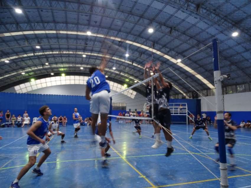 
Buen nivel. Se vio en el polideportivo de Tunuyán en el Derby del voley de los últimos años | Gentileza
   