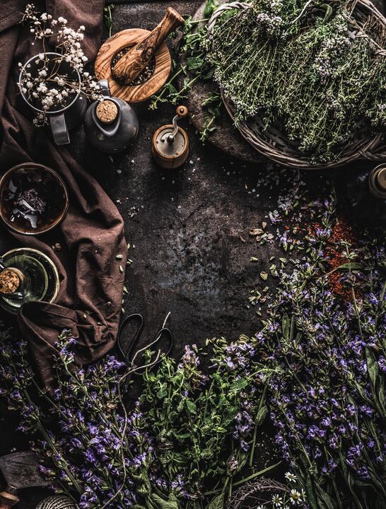 Las hierbas y las flores, recomendadas para sahumar hogares en estos tiempos de cuarentena.